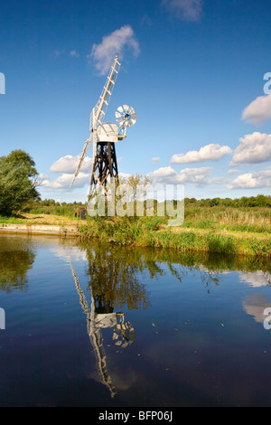 Boardman's traditional ouvrir bois encadrée moulin de drainage de la rivière se reflétant dans les Norfolk Broads, Ant Banque D'Images