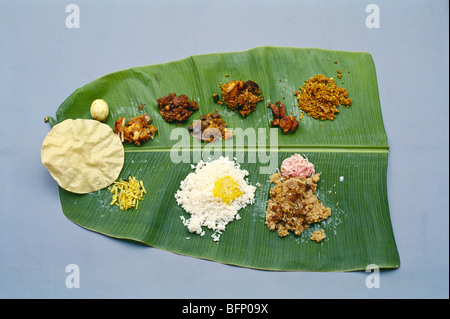 Déjeuner indien sur feuille de banane ; mariage Nattukottai Chettiar ; Chettinad ; Sivaganga ; Pudukottai ; Tamil Nadu ; Inde ; asie Banque D'Images