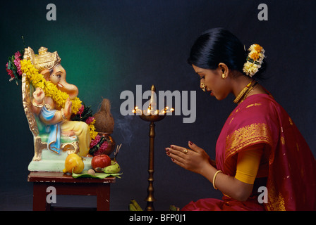Festival de Ganesh ; femme priant au Seigneur Ganesha idol ; Inde ; Asie ; MR#138 Banque D'Images