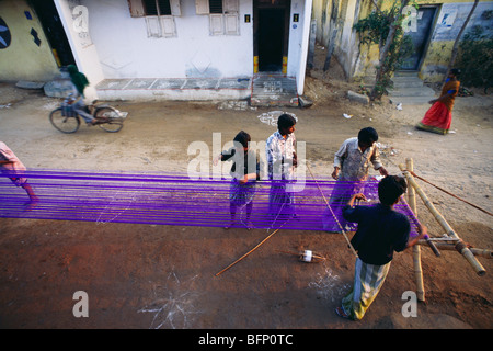 Tissage de la saurée de soie de Kanchipuram ; ancienne méthode traditionnelle par les tisserands dans leurs maisons ; Inde ; asie Banque D'Images