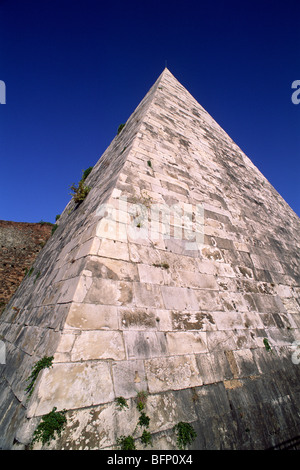 Italie, Rome, pyramide de Caio Cestio Banque D'Images