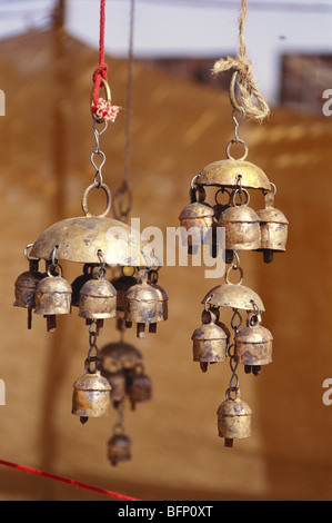 Wind Chimes cloches de cuivre kachchh Kutch Gujarat Inde Banque D'Images