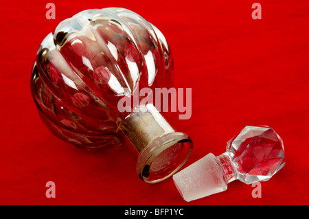 Flacon de parfum en verre ouvragé avec bouchon en verre Banque D'Images