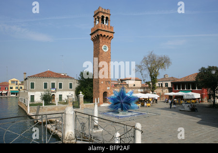 Venise, Murano, le Campo San Stefano, tour avec sculpture en verre Banque D'Images