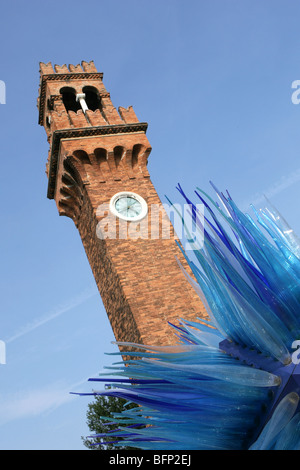 Venise, Murano, le Campo San Stefano, tour avec sculpture de verre, portrait Banque D'Images