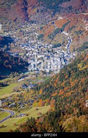 En automne, la station thermale du Mont-Dore, photographié par le point de vue le Massif du Sancy (Puy de Dôme - Auvergne - France). Banque D'Images