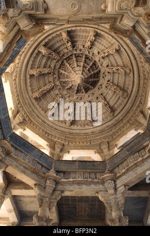 Plafond ; Temple Parsvanath ; Temple Ranakpur Jain ; Chaturmukha Dharana Vihara ; Ranakpur ; Rajasthan ; Inde ; asie Banque D'Images