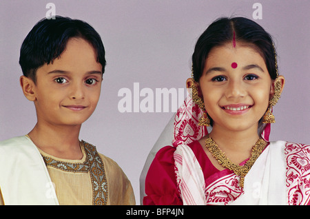 VDA 63646 : Garçon et fille habillé en bengali couple M.# 502;501 Banque D'Images