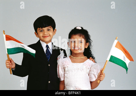 VDA 63652 : Garçon et fille habillé comme couple chrétien holding drapeau de l'Inde dans les mains MR# 499;500 Banque D'Images