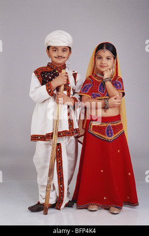 Garçon et fille habillés comme Gujarati couple robe de fantaisie inde MR#498 & 497 enfants indiens robe de fantaisie Banque D'Images