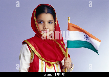 Jeune fille indienne dans la région de fancy dress holding drapeau de l'Inde M.# 497 Banque D'Images