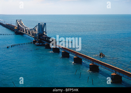 Pont Pamban en mer ; Mandapam ; Île Pamban ; Rameswaram ; Rameshwaram ; Tamil Nadu ; Inde ; Asie Banque D'Images