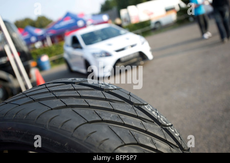 Ford Focus RS 2009 nouveau pneu et Banque D'Images