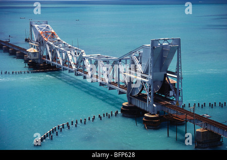 Pont Pamban en mer ; Mandapam ; Île Pamban ; Rameswaram ; Rameshwaram ; Tamil Nadu ; Inde ; Asie Banque D'Images