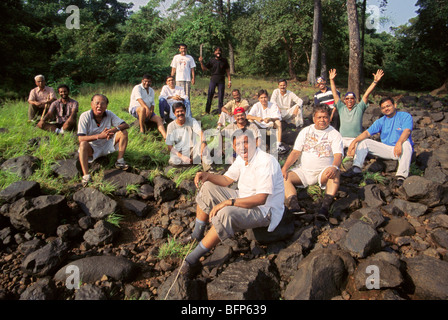 Groupe indien d'hommes en pique-nique ; photographes Dinodia ; Kolad out ; Panvel ; Bombay ; Mumbai ; Maharashtra ; Inde ; Asie ; 19-octobre-2003 ; Banque D'Images