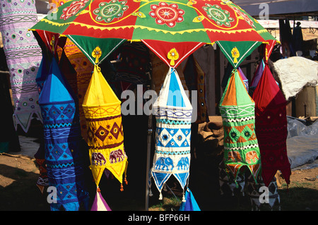 Lanterne et parapluie artisanal en village ; Pipili ; Bhubaneswar ; Puri ; Orissa ; Odisha ; Inde ; asie Banque D'Images