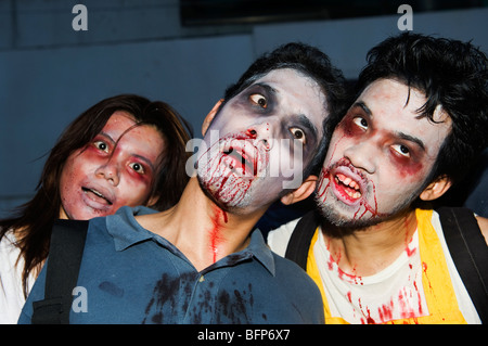 Zombies thaïlandais à première zombie walk festival à Suhumvit soi 11, Bangkok, Thaïlande. Banque D'Images