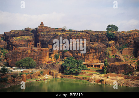 Haut temple et musée Shivalaya et lac ; Badami ; Vatapi ; Bagalkot ; Karnataka ; Inde ; Asie Banque D'Images