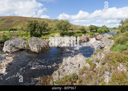 La rivière Helmsdale à Kildonan Lodge, Strath of Kildonan, Highland, Écosse Royaume-Uni Banque D'Images