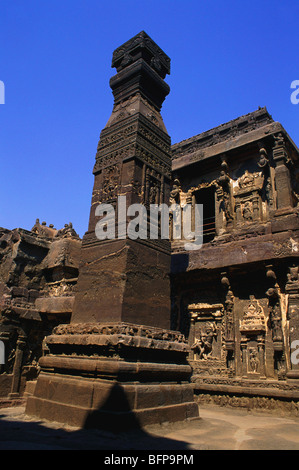 Cave non hindous ;16 Dhwajasthambha & façade richement sculptée de temple Kailash Ellora Aurangabad ; ; ; ; Inde Maharashtra Banque D'Images