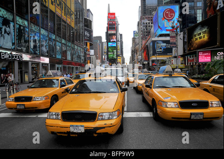 Les taxis jaunes à l'écart de la première ligne dans Times Square, New York - voitures Ford Crown Victoria Banque D'Images