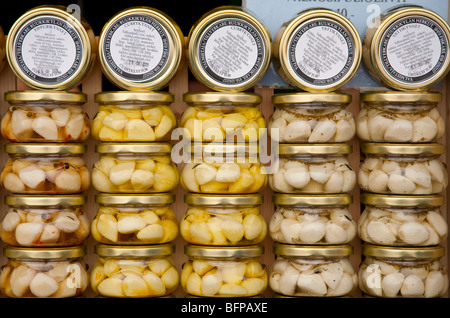 Pots à l'ail marinés avec différentes sauces à vendre, Finlande Banque D'Images