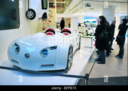 Paris, France, femmes Shopping dans la salle d'exposition de voitures neuves, Toyota concept car, CSS, innovation moderne, shopping dans le futur, affichage, avant. Banque D'Images