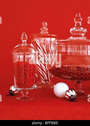 Bols remplis avec le rouge et le blanc des bonbons, des décorations de Noël Banque D'Images