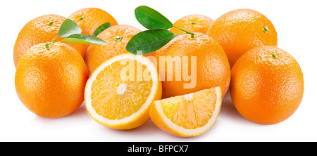 Les oranges avec des segments sur un fond blanc Banque D'Images