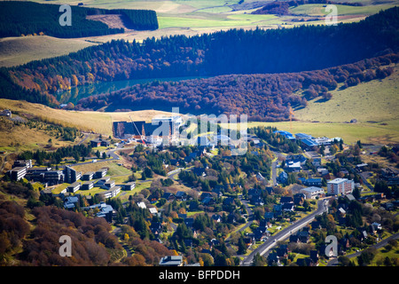 Station de ski Super Besse et Super Besse (Puy de Dôme - France). La station de ski de Super Besse et le lac Pavin (France). Banque D'Images