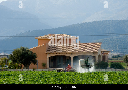 Le tracteur d'effectuer la pulvérisation agricole sur une ferme à Mallorca, Majorque, Espagne Banque D'Images