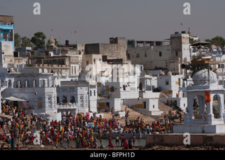 Une vue sur les bâtiments anciens, les temples et les Pèlerins ayant leur baignoire près de lac Pushkar, Rajasthan Inde. Banque D'Images