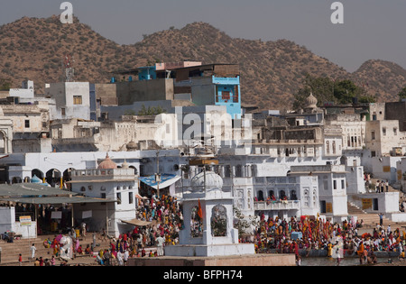 Une vue sur les bâtiments anciens, les temples et les Pèlerins ayant leur baignoire près de lac Pushkar, Rajasthan Inde. Banque D'Images