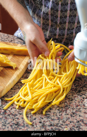 Faire des pâtes alimentaires - l'homme à la maison Banque D'Images