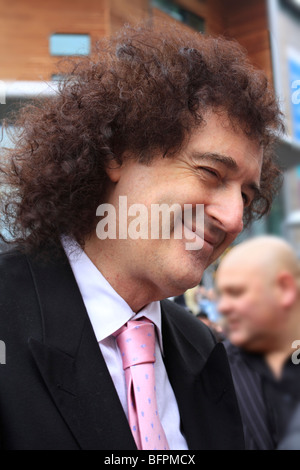 Brian May , le guitariste de Queen de signer des autographes à Feltham shopping centre après le dévoilement de Freddie Mercury memorial. Banque D'Images