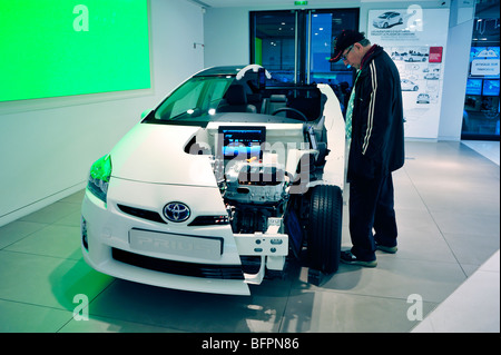 Paris, France, Homme Shopping dans la salle d'exposition de voiture, Toyota Prius, moteur hybride, (coupé,) montrant à l'intérieur, shopping dans le futur Banque D'Images