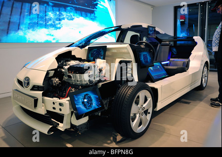 Paris, France, Shopping dans la salle d'exposition des voitures neuves, Toyota car, Prius, moteur hybride gaz-électrique, modèle tronqué montrant à l'intérieur, shopping dans le futur Banque D'Images