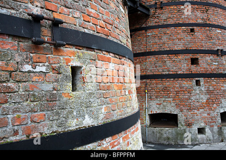 Weathered brick et sangles métalliques sur limekilns utilisée pour faire de la chaux à partir de coquillages broyés Zuiderzeemuseum Enkhuizen Pays-Bas Banque D'Images