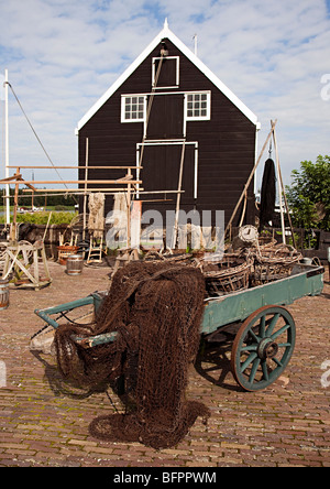 Filet de pêche sur barrow avec bâtiment en bois à l'open air museum Zuiderzeemuseum Enkhuizen Pays-Bas Banque D'Images