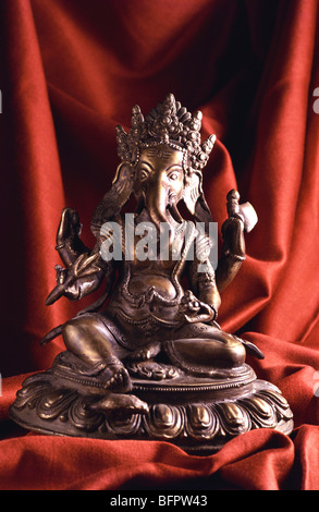 66419 AAD : Idole de dieu Ganesh en bronze metal sur fond rouge Banque D'Images