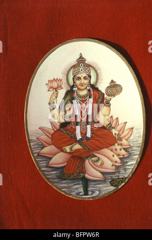 BDR 66446 : déesse hindoue de la richesse indienne Laxmi assis sur fleur de lotus peinture ivoire Banque D'Images