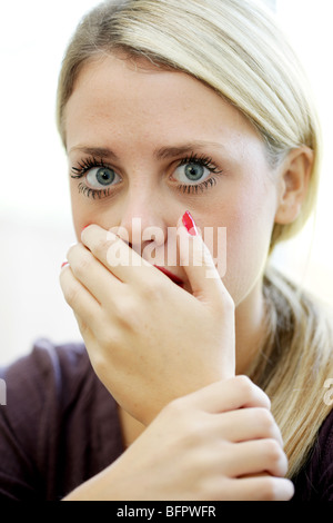 Teenage Girl couvrant la bouche. Parution du modèle Banque D'Images