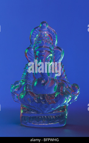 Lord Ganesh verre cristal idole sur fond bleu inde Art indien asie artisanat asiatique Banque D'Images