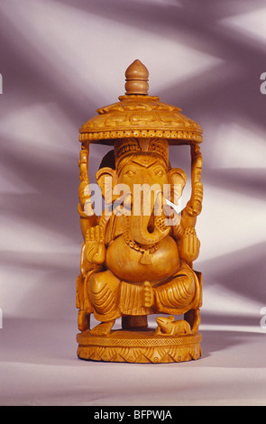 VDA 66416 : Idole de dieu Ganesh elephant dirigé en bois de cèdre peint Banque D'Images