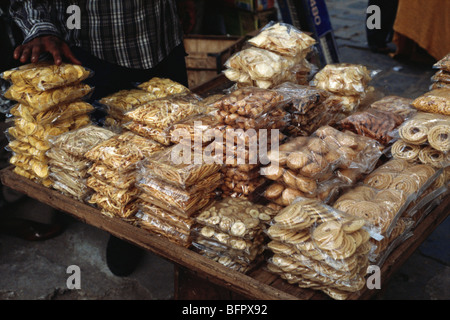 HMA 66607 : collations ; plaquettes de bananes vendues en paquets sur côté route shop ; Inde Banque D'Images