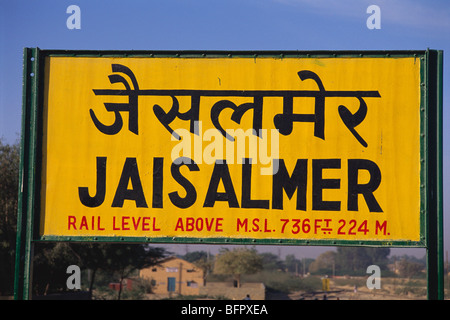 MMN 66643 : Chambre de Jaisalmer gare en hindi et en anglais ; Inde Rajasthan ; Banque D'Images