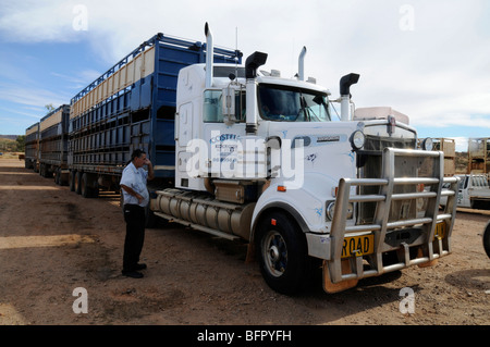 Un chauffeur de camion par son train routier australien dans un parc de camions à Alice Springs, l’un des rares arrêts de fosse pour ses installations de camionneurs Banque D'Images