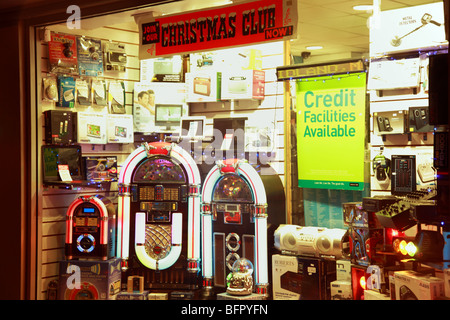 Club de Noël, des facilités de crédit disponibles. Une vitrine dans Belfast au début de la période d'achats de Noël. Banque D'Images