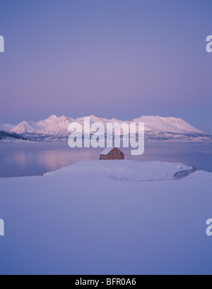 Montagnes pittoresques de Grytøya vues de près d'Ervik, Harstad, Troms, norvège arctique, en milieu d'hiver. Banque D'Images