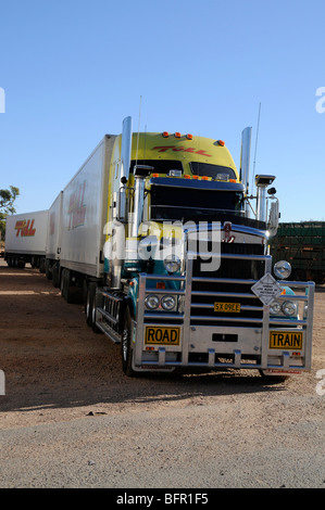 Un train routier australien dans un parc de camions à Alice Springs, l'un des rares arrêts de puits principaux pour ses installations de camionneurs sur la Stuart Highway dans le NOR Banque D'Images